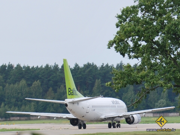 Boeing 737-548